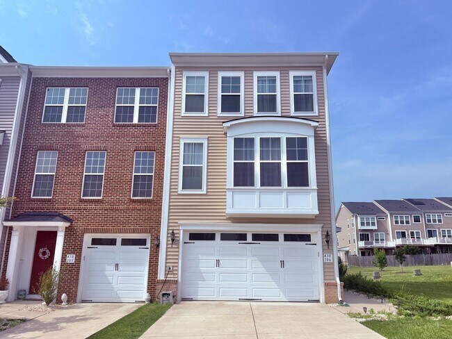 Building Photo - EMBREY MILL - END UNIT TOWNHOUSE