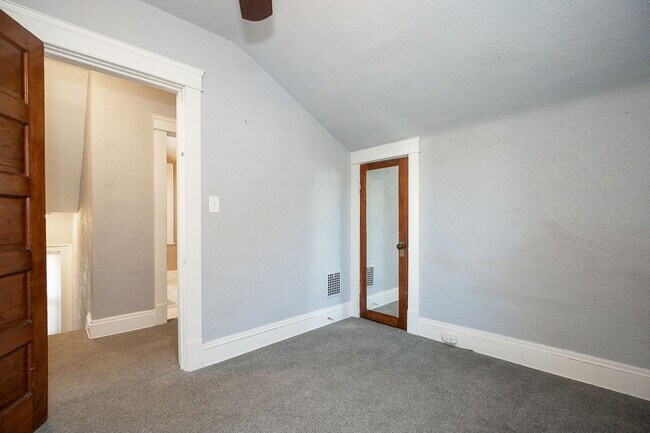 Building Photo - 3 Bedroom Lakewood Single House!