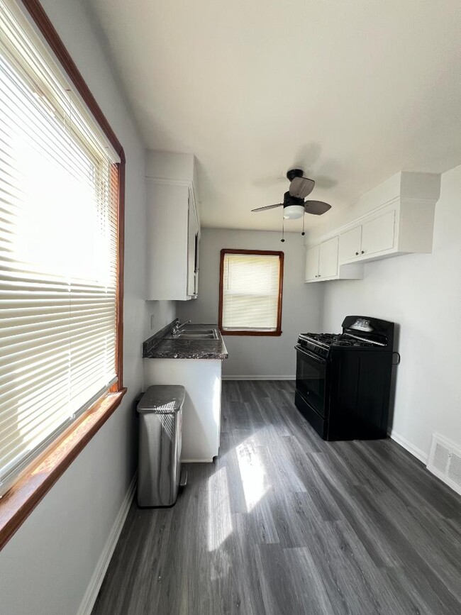 Building Photo - 15818 Maplewood Ave