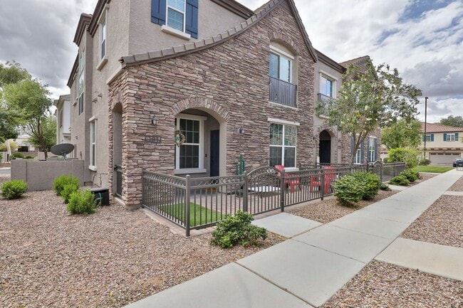 Building Photo - 3 bed/2.5 bath Condo in Gilbert’s Lofts in...