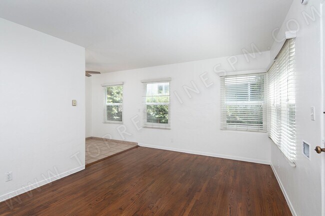 Building Photo - *OPEN HOUSE: 8/30 10-11AM* Cottage in Paci...