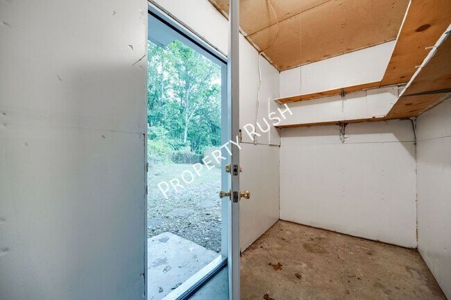 Building Photo - 2323 Green Forest Dr