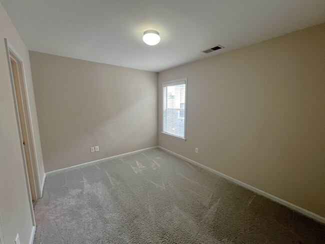 Building Photo - 1342 Island Pl E