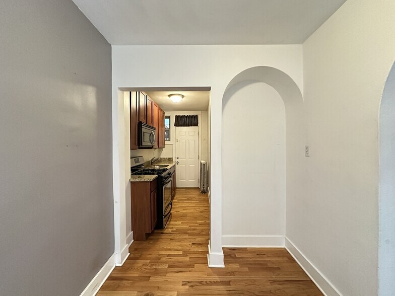 Building Photo - 549 W Surf St