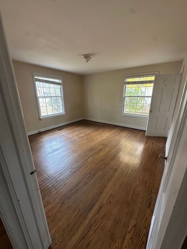 Building Photo - TWO MINUTES TO GREEN HILLS MALL