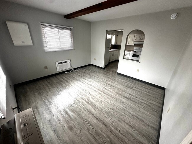 Building Photo - 10 Thompson St