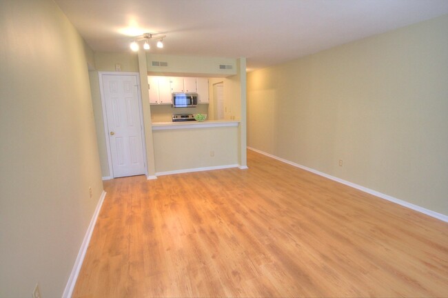 Building Photo - Beautiful 1 Bedroom in Woodcroft! Great lo...