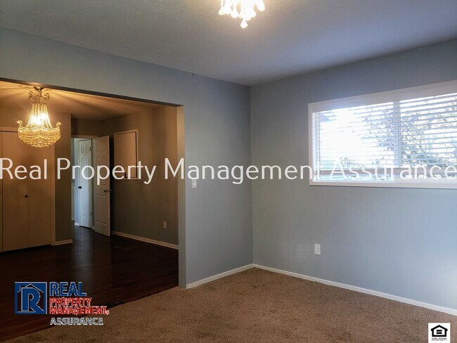 Building Photo - 324 SW Frenwood Way