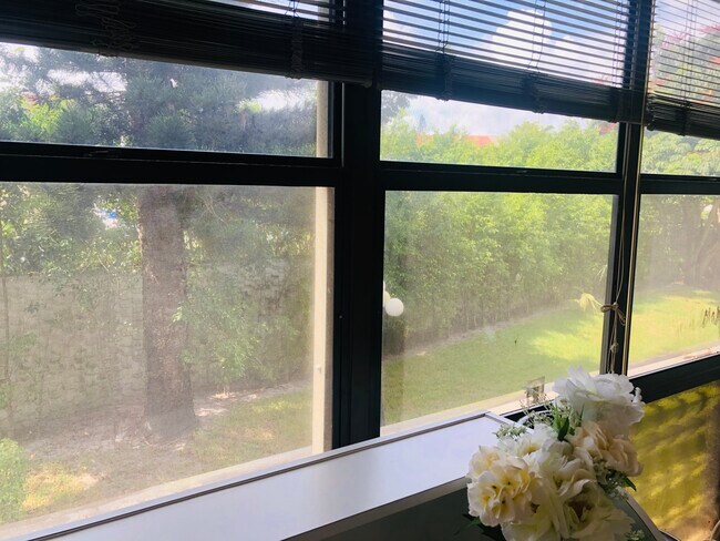 Building Photo - 3690 Inverrary Dr