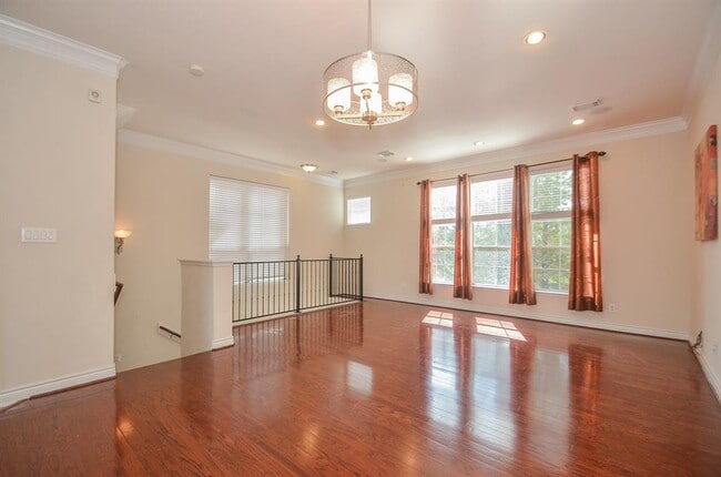 Building Photo - 3325 Clearview Cir