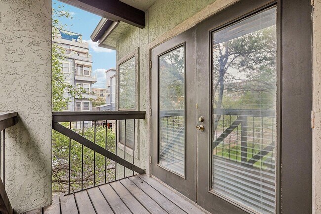 Building Photo - 807 W 25th St