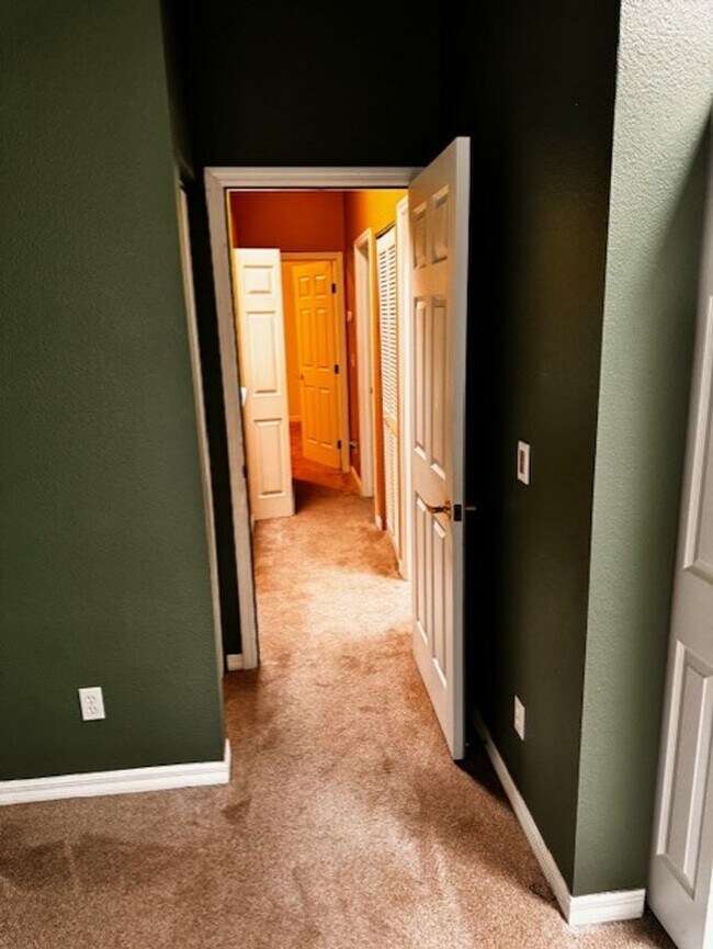 Building Photo - Luxury 3 bedroom 2 bathroom townhome avail...