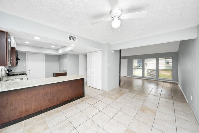 Building Photo - 16618 Lonesome Quail Dr