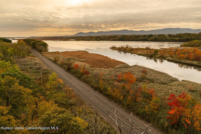 Building Photo - 267 Main St