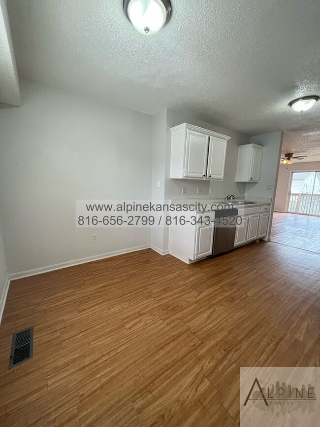 Building Photo - Spacious Gladstone Duplex, Croner Lot, 2 Car Garage!