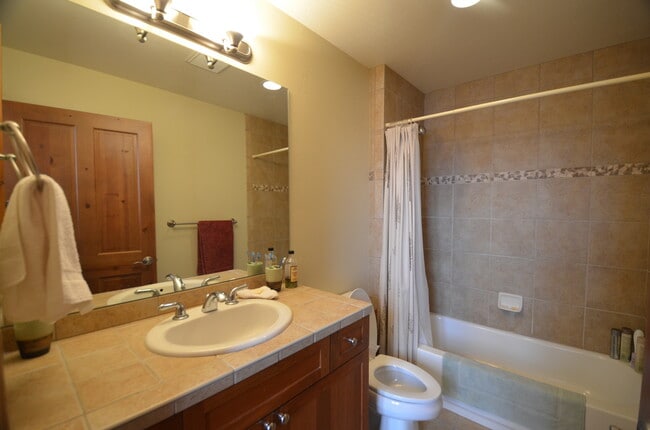 Building Photo - Highlands Green Lodge! Updated One Bedroom close to Main Street! SUMMER ONLY RENTAL!