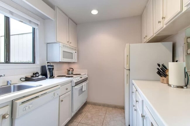 Building Photo - 668 Cottage Dr