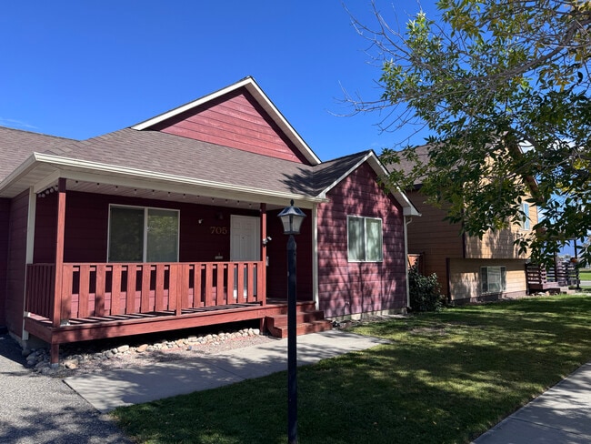 Building Photo - 705 Green Tree Dr