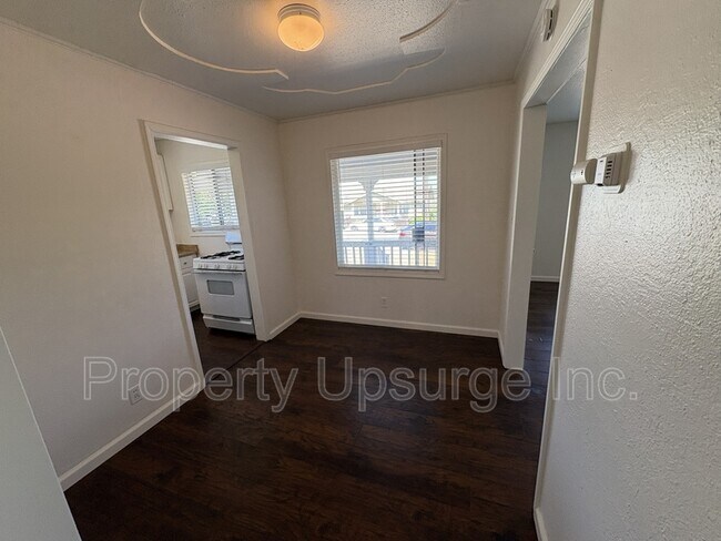 Building Photo - 104 E 6th St