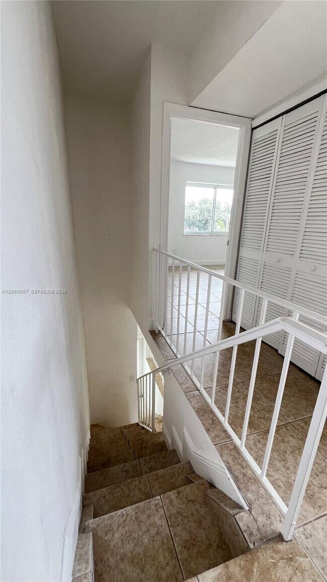 Building Photo - 984 W 40th St