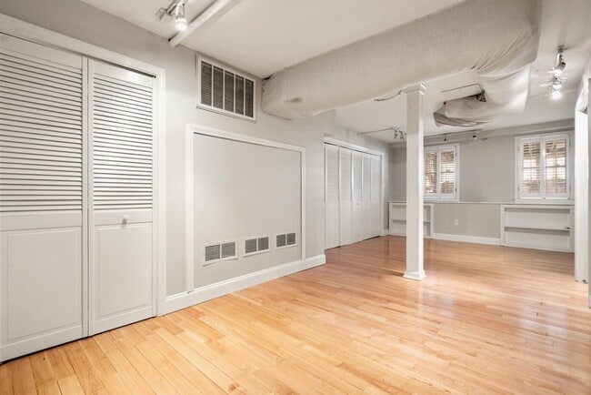 Building Photo - 442 Main St