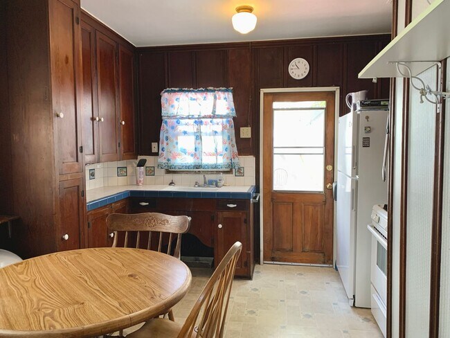Building Photo - MISSION BEACH COTTAGE 2BD/1BA - FULLY FURN...