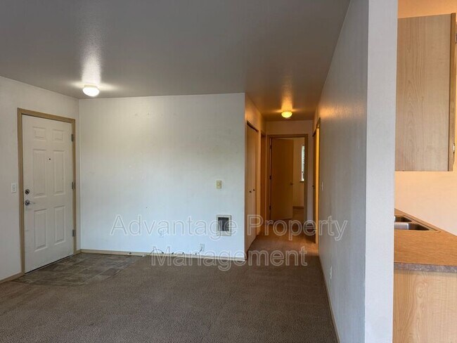 Building Photo - 739 Jackson St W