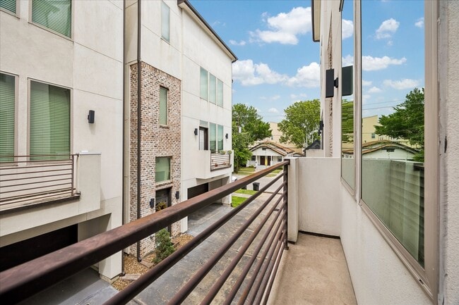 Building Photo - 1613 Crockett St