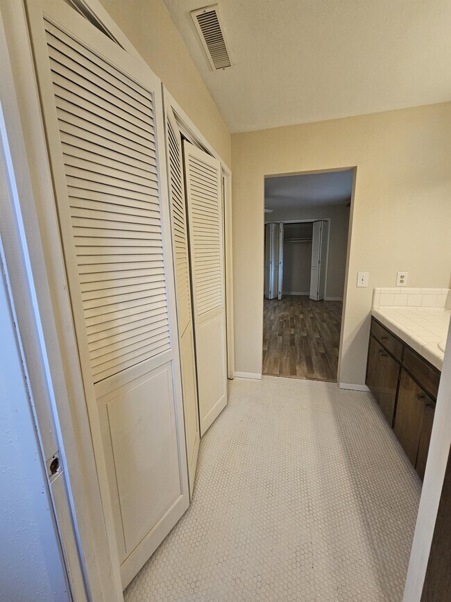 Building Photo - 812 Greenwich Dr