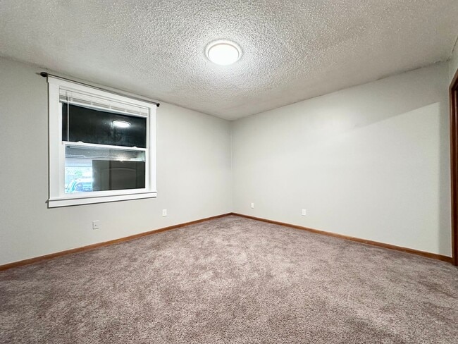 Building Photo - Near Downtown Gresham 2 Bed 1 Bath Duplex! W/S/G Included!