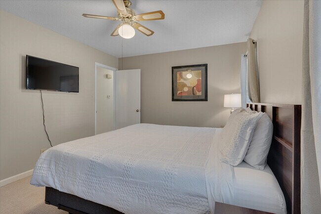 Building Photo - 2210 Wilshire Dr