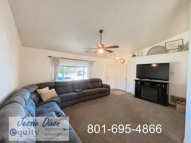 Building Photo - 1043 Sharp Mountain Dr