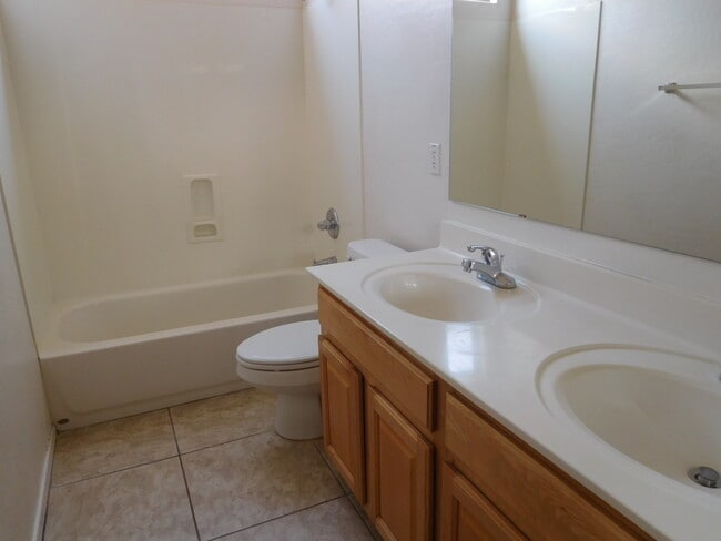 Building Photo - Lovely Single level with 4 Bed ,2 Bath and 3 Car Garage!