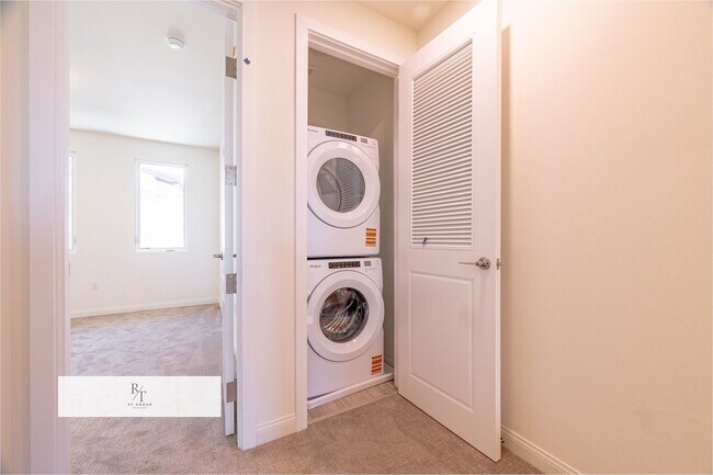 Building Photo - Whitmore Villa.