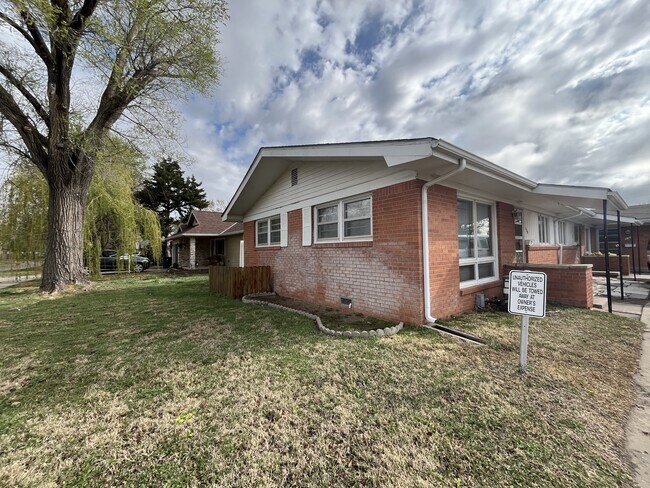 Primary Photo - 122 N Joann St