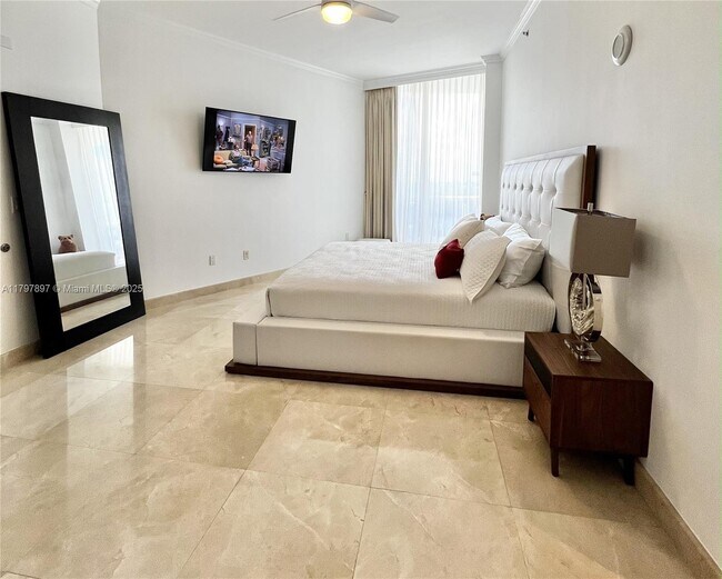 Building Photo - 15901 Collins Ave