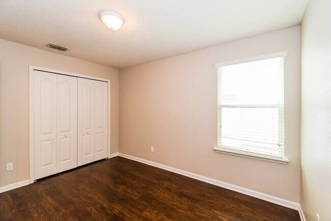 Building Photo - 623 Drysdale Dr