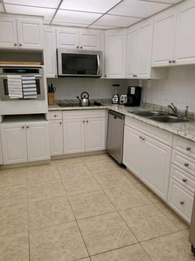 Building Photo - 3801 S Ocean Dr