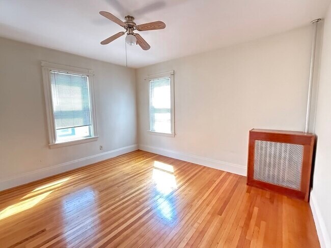 Building Photo - 33 Cook St