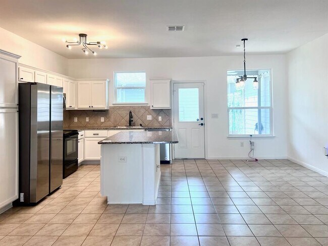 Building Photo - 402 Crater Lake Dr