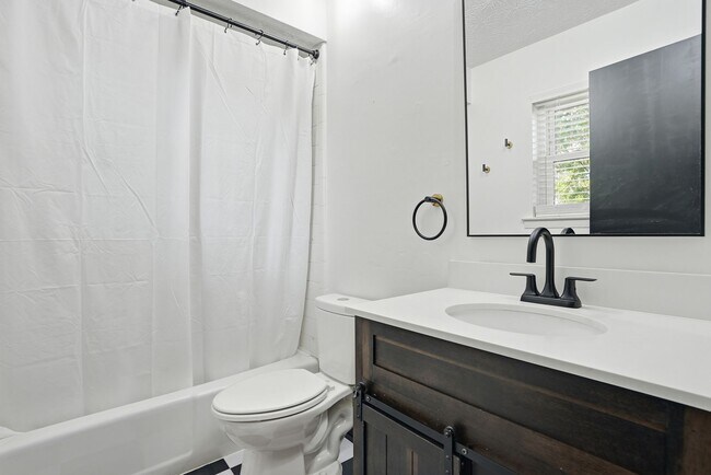 Building Photo - 703 Pineview Ct