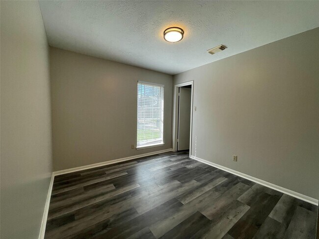 Building Photo - 15631 Pilgrim Hall Dr