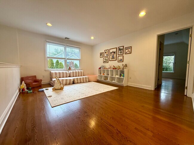 Building Photo - 368 Hoyt St