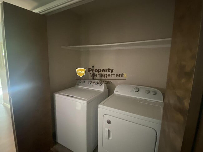 Building Photo - Coming Soon! 2 Bedroom Condo in Gated Community!