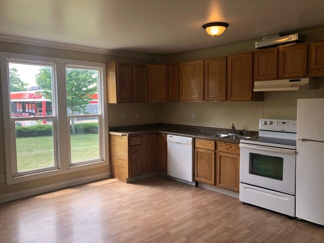 Building Photo - 704 E Main St