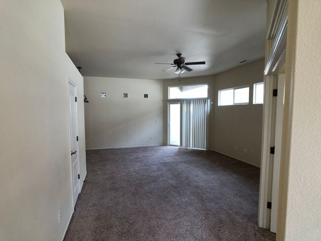 Building Photo - Well-Maintained 3-Bedroom Townhome with 2-Car Garage in Desirable Location!