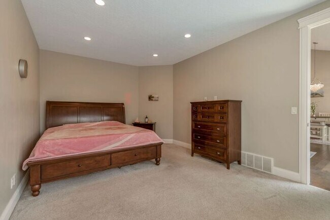 Building Photo - Upmarket Townhouse in Sought After Holladay City