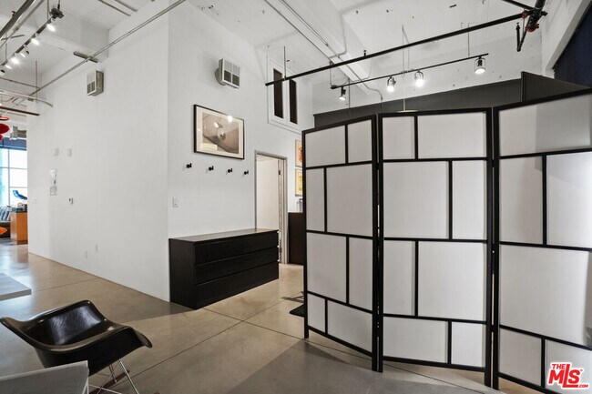 Building Photo - 1130 Flower St
