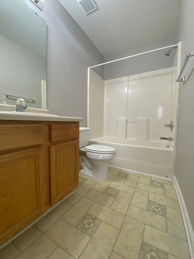 Building Photo - Charming 2 Bed, 2.5 Bath Townhouse in Nort...