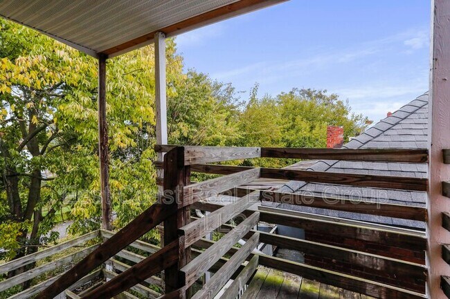 Building Photo - 207 N Mulberry St